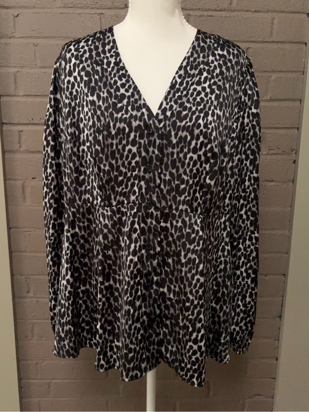 Torrid Leopard Print V-Neck button up blouse 00 -M-L